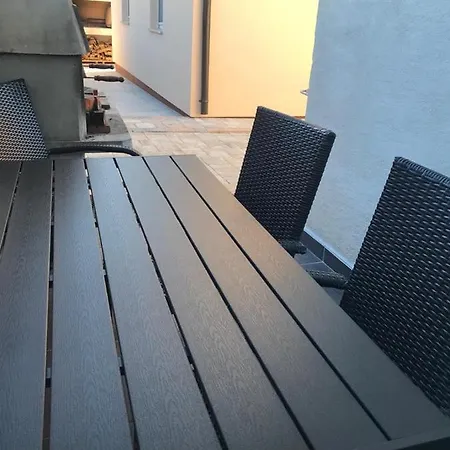Vrsi, Sunny House For 8 Vrsi